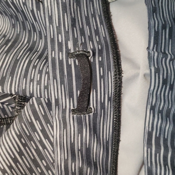 MEC capri leggings NWOT - Picture 6 of 6